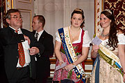 Die Spargelköniginnen von Schrobenhausen Martina I. (Mi.) und Abensberg, Sophia Volkmann (re.) (©Foto: Martin Schmitz)
